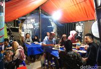 sate bang dudung sate dan sop kambing empuk legendaris di kampungsate bang dudung sate dan sop kambing empuk legendaris di kampung melayu